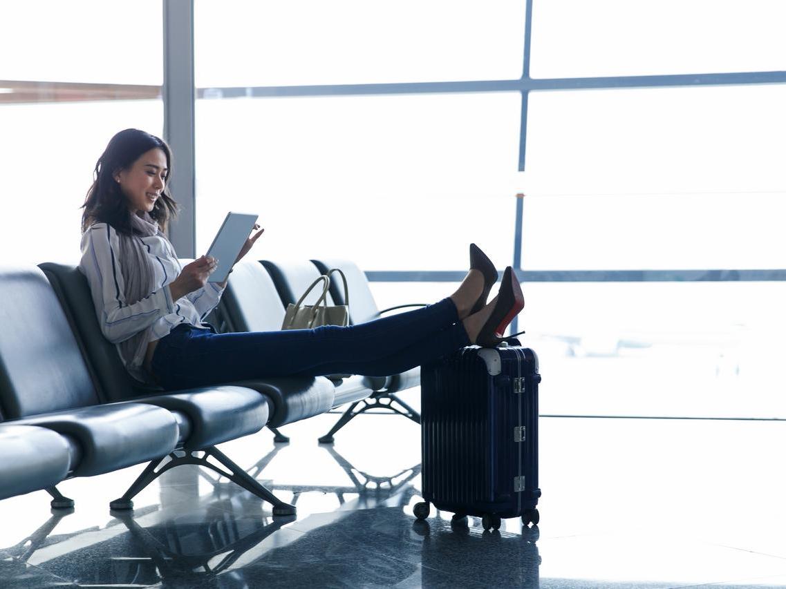 Usage: Available for Cathay Pacific Airways Limited s commercial and promotional use, worldwide and in perpetuity, on print and digital platforms and collateral, in the following areas:

 	Web (e.g. mobile, social media)
 	Cathay Pacific mobile / tablet apps
 	Print media and/or print collateral
 	Display
 	Corporate   internal or external use (e.g. presentations, training)
 	Broadcast, film/video, radio programming
 	Retail product / product packaging

Expiry date: Perpetual

Getty Image no: 1072697810